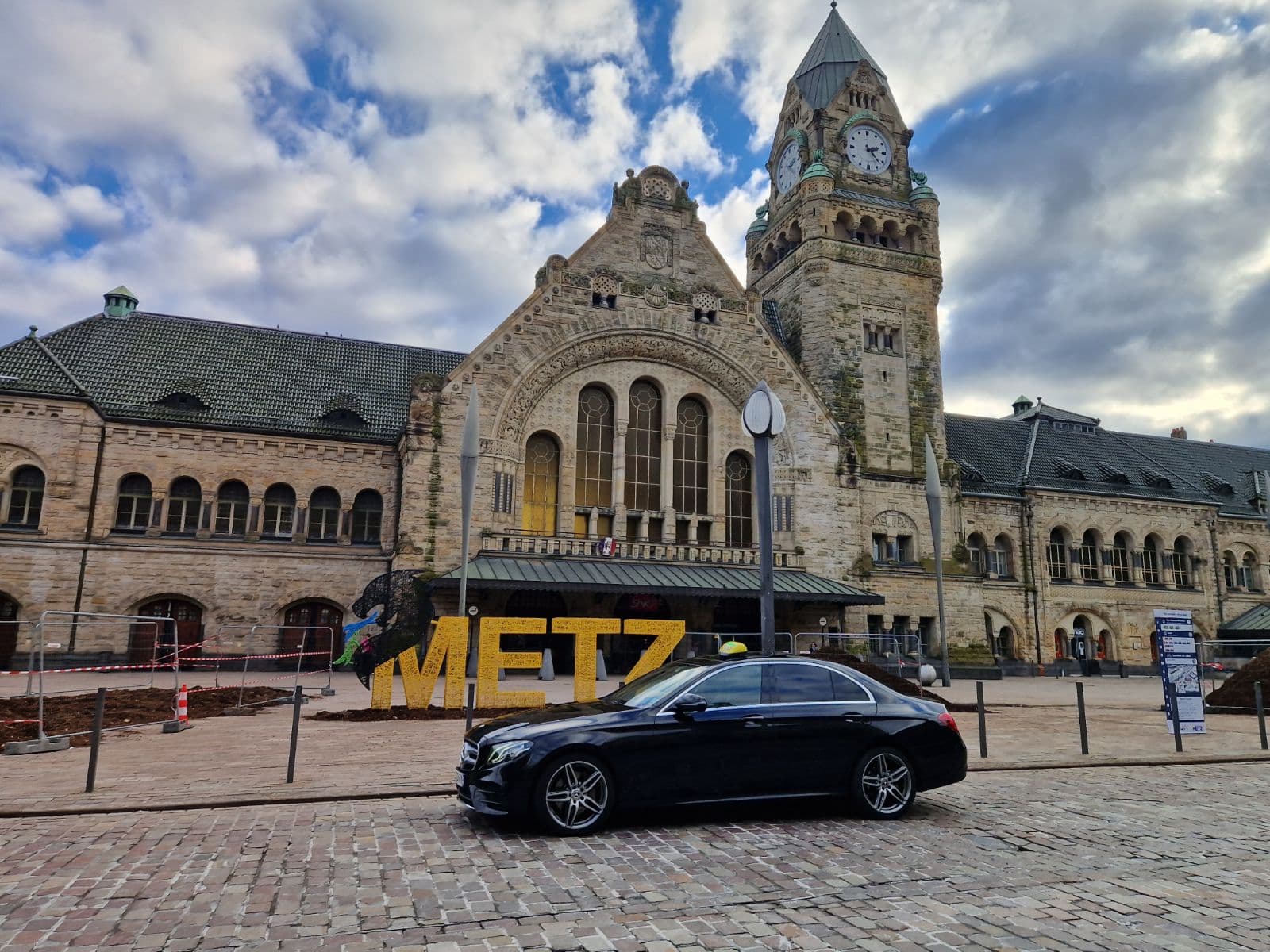 Le véhicule du taxi prêt au départ